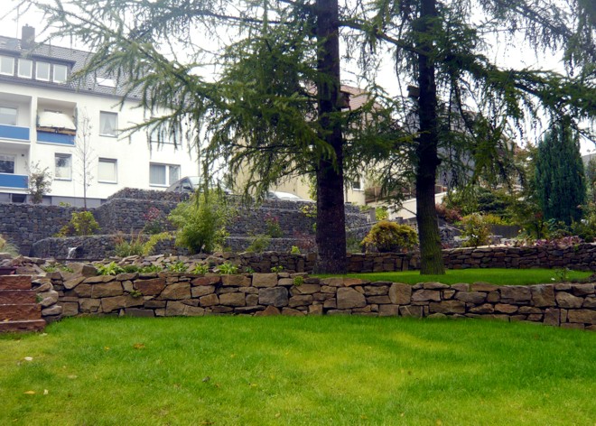 Gartengestaltung mit Trockenmauern und Gabionen